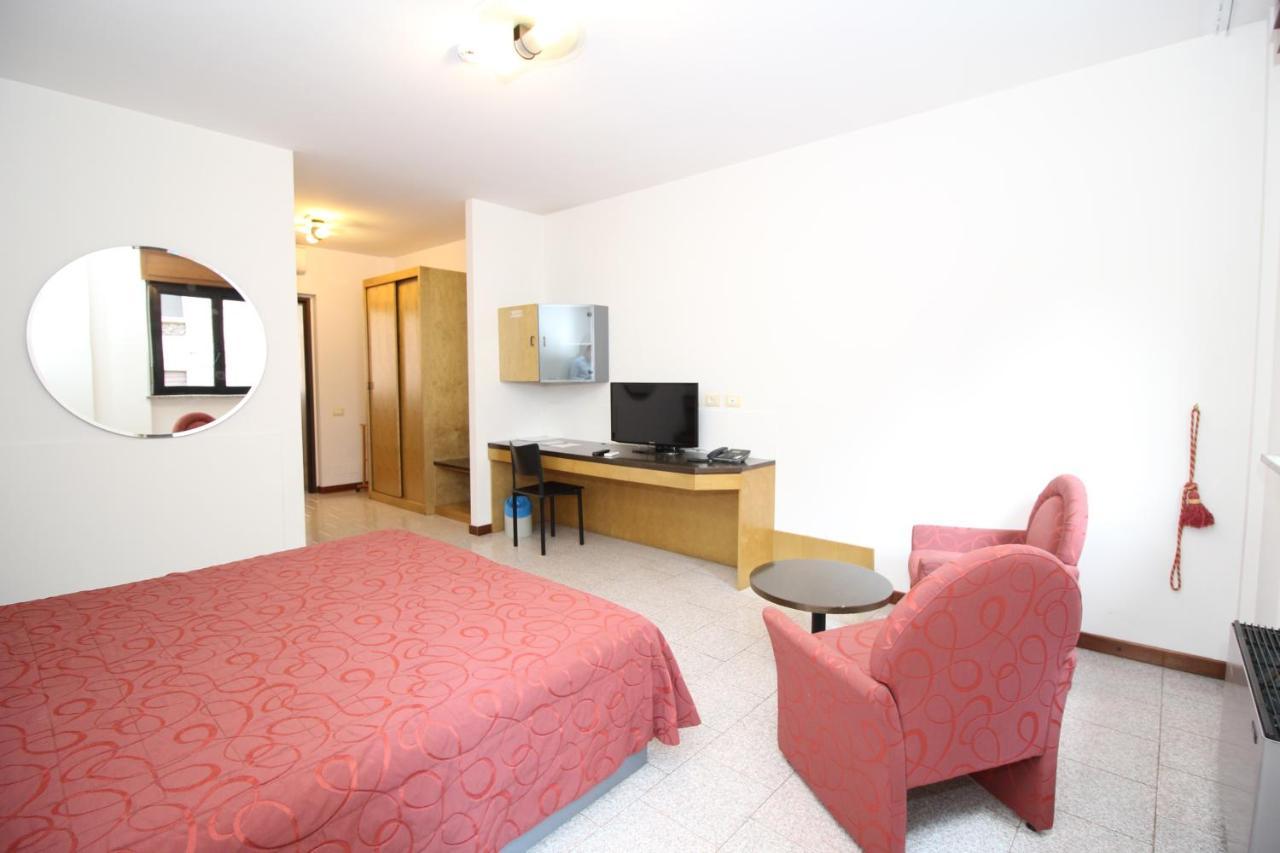 Hotel Croce Di Malta Новара Екстер'єр фото