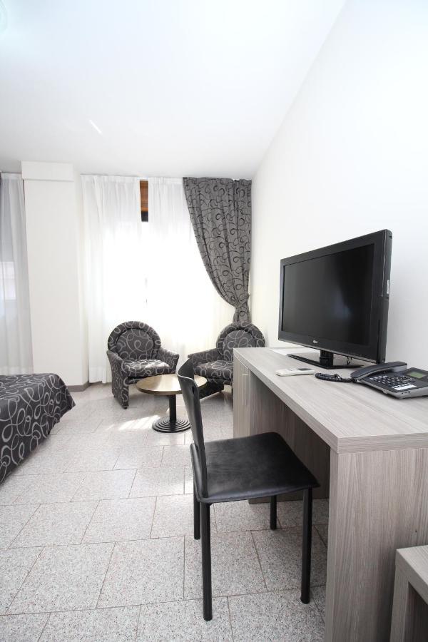 Hotel Croce Di Malta Новара Екстер'єр фото