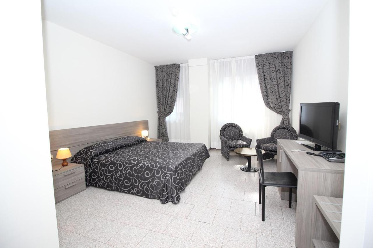 Hotel Croce Di Malta Новара Екстер'єр фото