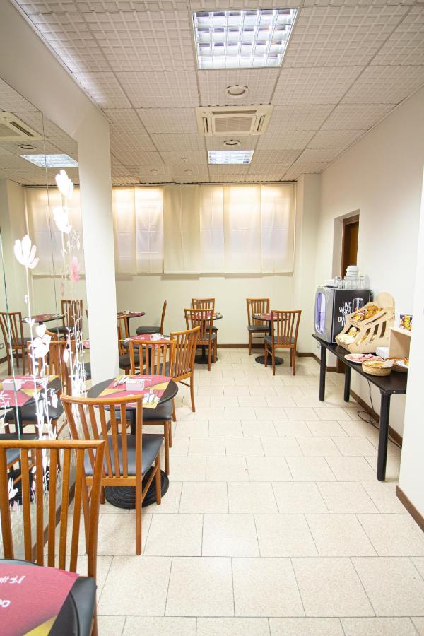 Hotel Croce Di Malta Новара Екстер'єр фото