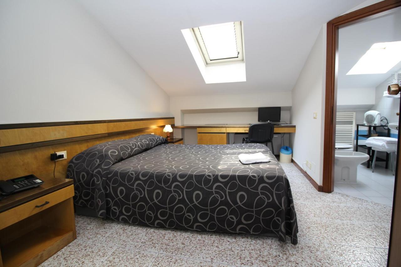 Hotel Croce Di Malta Новара Екстер'єр фото
