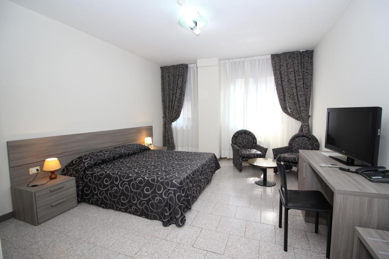 Hotel Croce Di Malta Новара Екстер'єр фото