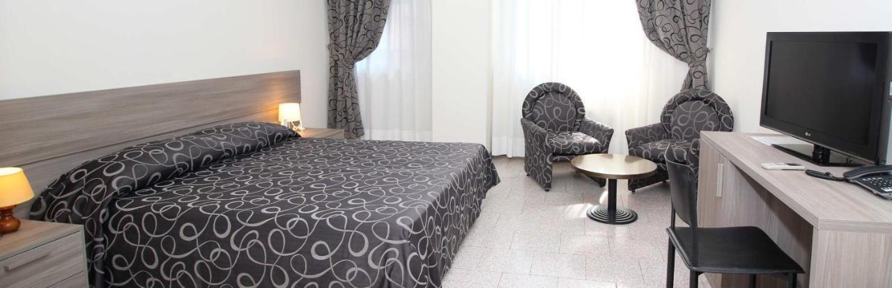 Hotel Croce Di Malta Новара Екстер'єр фото